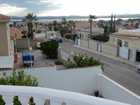 Zicht op het zoutmeer van op boventerras